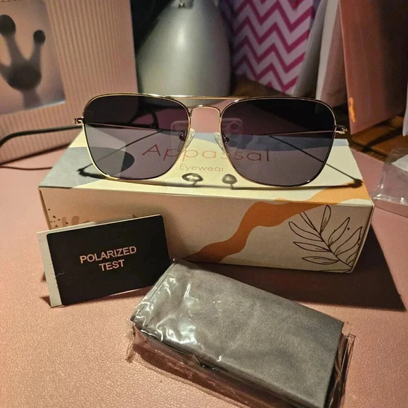 Unisex Black Lenses and Delicate Gold Frame Polarized Aviator Sunglasses - NWOT - Picture 1 of 14